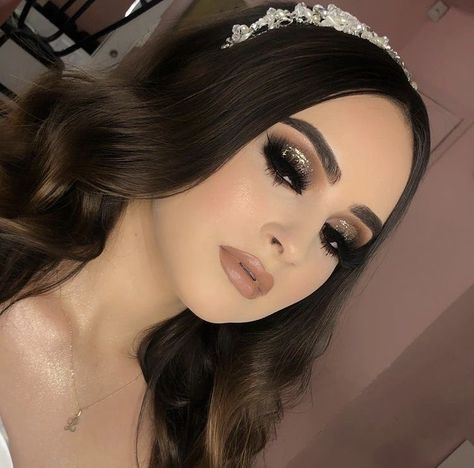 Quince Mom Makeup, Buchona Makeup Looks, Social Glam Makeup, Makeup Buchifresa, Night Glam Makeup, Buchona Makeup, Quinceanera Makeup, Flawless Face Makeup, Dramatic Wedding Makeup