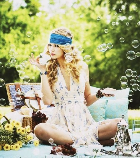 Bubbles Fearless Album, Taylor Swift Fearless, Taylor Swift Album, Shoot Inspiration, Taylor Swift Pictures, On The Ground, Samara, Taylor Alison Swift, Photo Inspiration