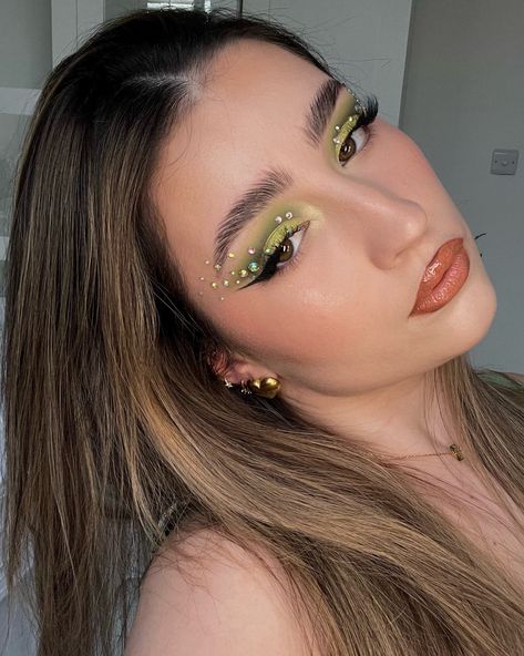 Green Makeup Looks Rhinestones, Green Eyemakeup Glitter, Green Eye Makeup Rhinestones, Paddy’s Day Makeup, Green Contour Make Up, Fun Green Eyeshadow Looks, Fairy Makeup With Rhinestones, Green Sparkle Eye Makeup, Colourpop Fresh Greens