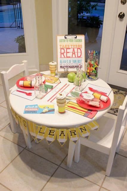 Back to School Breakfast with free back to school printables for the table tablescape. Memorable First Day of School Ideas That Become Family Traditions #backtoschool #firstdayofschool #traditions #familytraditions #schoolbreakfast #breakfastideas #backtoschoolbreakfast #boohoobreakfast Toddler Tables, First Day Of School Ideas, Free Back To School Printables, Mom Influencer, School Traditions, Back To School Printables, Kids Party Tables, Back To School Breakfast, School Dinners