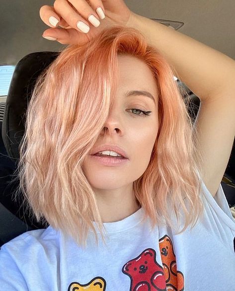 Beautiful. #lob #longbob #peachhair #pinkhair Peach Hair Colors, Lob Haircuts, Κούρεμα Bob, Peach Hair, Strawberry Blonde Hair, Lob Haircut, Makijaż Smokey Eye, Brown Blonde Hair, Summer Hair Color