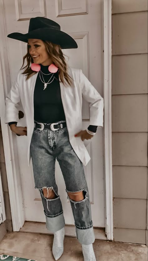 Stockyard Outfit Ideas, Black On Black Western Outfit, Dressy Casual Western Outfits, Night Out Western Outfit, Western Easter Outfits For Women, Western Outfits Women Nashville, Western Sheek Outfits, Country Blazer Outfit, Black And White Western Outfits