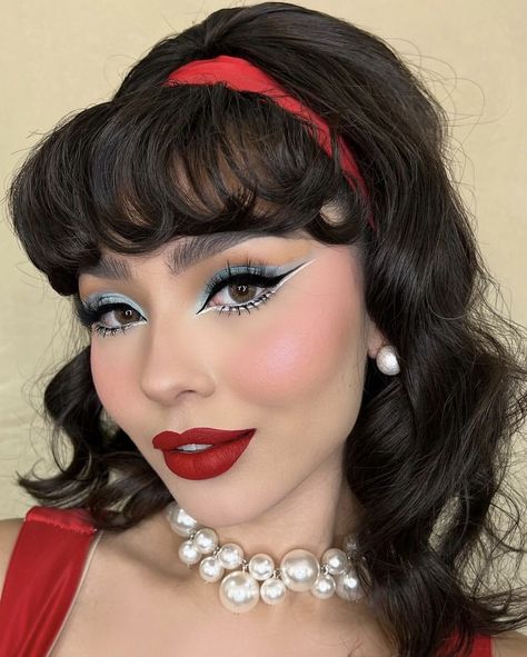 Modern Pinup Makeup, 80s Beauty Aesthetic, Pin Up Girl Makeup And Hair, 50s Housewife Makeup, 50s Inspired Makeup, Pinup Makeup Looks, Retro Makeup Looks 1950s Vintage Style, 50s Pinup Makeup, 1950s Makeup Look