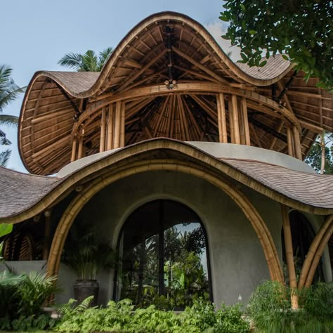 Bali Architecture, Bamboo Roof, Circular Buildings, Bamboo Building, Natural Building Materials, Bamboo House Design, Bamboo Structure, Interior Architecture Drawing, Bamboo Architecture