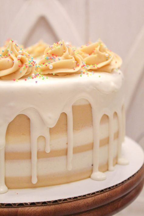 Caramel White Chocolate Cake, Vanilla And Caramel Cake, Caramel Birthday Cake Ideas, Birthday Cake Flavor Ideas, Vanilla Caramel Cake, White Chocolate Birthday Cake, White Chocolate Cake Recipe, Mnm Cake, Birthday Cake Cream