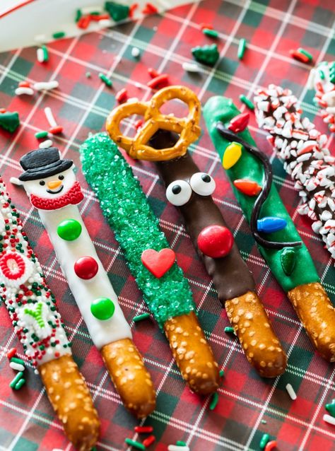 Christmas Pretzel Rods, Halloween Pretzels Rods, Christmas Pretzel, Halloween Pretzels, Christmas Pretzels, Dipped Pretzel Rods, Chocolate Covered Pretzel Rods, Chocolate Dipped Pretzels, Holiday Sprinkles