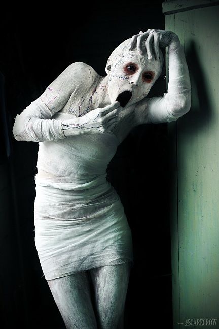 "art, dark, grudge, horror, humans" - You don't want to turn on the lights and see this screeching in jerking movements towards you from the corner ~;^/> Diy Mummy Costume, Macabre Photography, Mummy Costume, Horror Photography, Creepy Photos, Scary Halloween Costume, Halloween Zombie, The Boogeyman, Creepy Horror