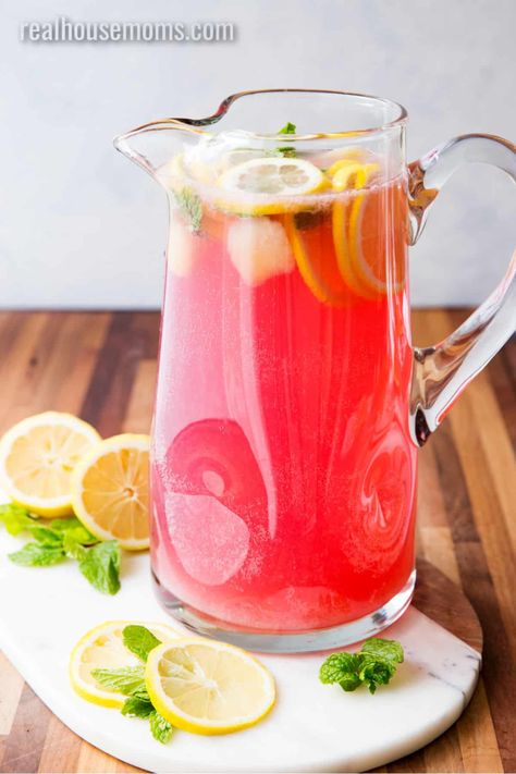 Pink Lemonade Punch Alcohol, Lemonade Punch Alcohol, 7up Punch, Moscato Punch Recipes, Pink Alcoholic Drinks, Punch Alcohol, Moscato Drinks, Pink Lemonade Punch, Moscato Punch