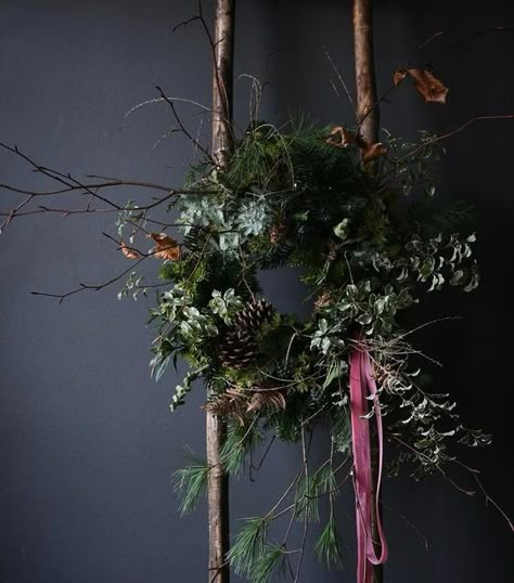 Natural Christmas Wreaths, Wreath Ribbon, Minimalist Christmas Decor, Deco Nature, Dried Flower Wreaths, Xmas Wreaths, Christmas Inspo, Christmas Swags, Minimalist Christmas