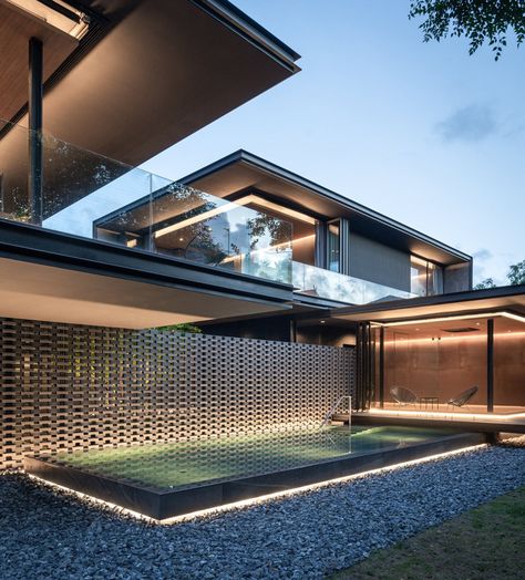 WARchitect's 'V60 house' in bangkok connects to nature with in-between open spaces Open Space Architecture, Emirates Hills, House Elements, Modern Bungalow, Modern Architecture House, Architect House, Space Architecture, Outdoor Swimming, Facade House