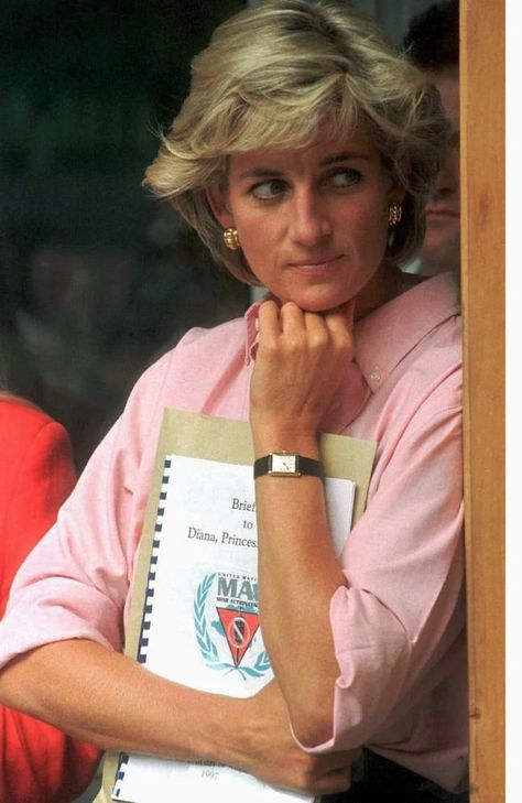 The watch of 2023? Cartier’s Panthere seen here on princess  Diana. All Princess, Nick Vujicic, Princes Diana, Diana Fashion, Cartier Panthere, Tilda Swinton, Gisele Bündchen, Lady Diana Spencer, Diana Spencer