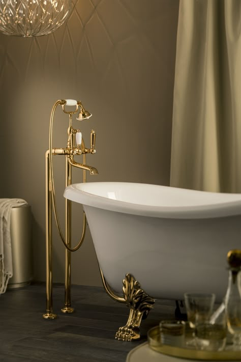 Gold Clawfoot Tub, Gold Bath Tub, English Bathroom Ideas, Versailles Bedroom, English Bathroom, Paris Townhouse, Gold Bathtub, Claw Tub, Classic Bathrooms