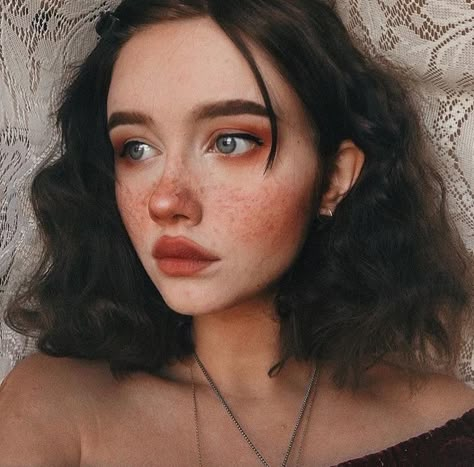 Do u ever look @ someone and want to paint them BC THIS GIRL LOOKS LIKE A RENAISSANCE PAINTING Portret Feminin, Orange Makeup, Freckles Girl, Smink Inspiration, Photographie Portrait Inspiration, Makijaż Smokey Eye, Grunge Hair, Cute Makeup, Aesthetic Makeup