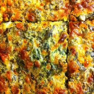 Spinach Squares Recipe, Spinach Squares, Crustless Spinach Quiche, Breakfast Recipes With Eggs, Baked Breakfast Casserole, Spinach Quiche Recipes, Recipes With Eggs, Turkey Breakfast Sausage, Make Bacon