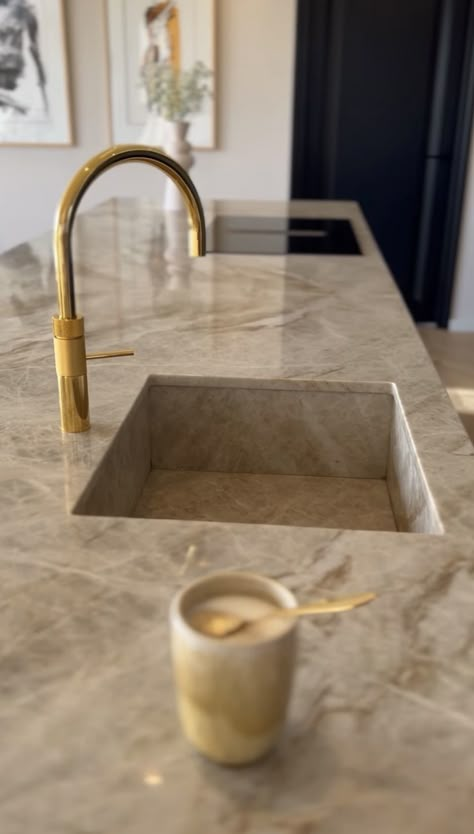 Marble Counter, Gold Kitchen, Kitchen Marble, Kitchen Room Design, Kitchen Inspiration Design, Dream House Interior, Kitchen Inspo, Home Room Design, Luxury Kitchen