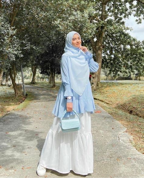 Skirt Muslimah Outfit, Muslimah Outfit Syari, Muslimah Outfit Ideas, Hijab Skirt Outfit, Muslimah Fashion Casual, Fesyen Islam, Muslimah Outfit, Stile Hijab, Muslim Fashion Hijab Outfits