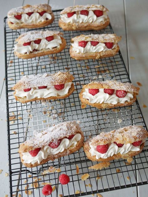 Un dessert tout en légèreté parce que ça y est, il fait beau, que la chaleur est là et que vite on en profite ! Du coup, je me fais toute petite car j'ai craqué sur les framboises d'Espagne ... oula vite le fouet ;o)! Éclairs chantilly et framboises Pour... Raspberry Flakes, Raspberry Eclairs, Eclair Recipe, Puff Pastry Desserts, Vegan Junk Food, Vegan Sushi, Pastry Desserts, Fancy Desserts, French Pastries