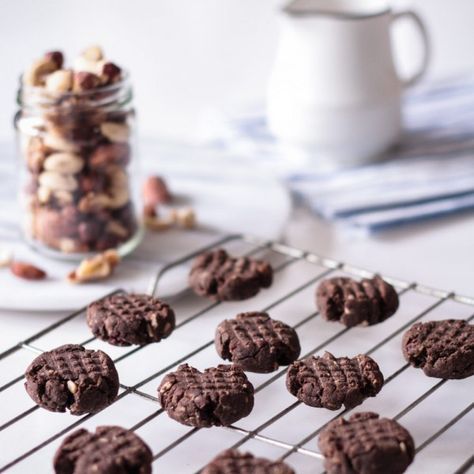 Fudgy nut milk pulp chocolate cookies - to her core change out the honey for maple syrup. Cashew Pulp Recipes, Blueberry Shortbread, Almond Pulp Recipes, Nut Milk Recipe, Pulp Recipes, Almond Cow, Mat Inspiration, Plant Recipes, Paleo Plan