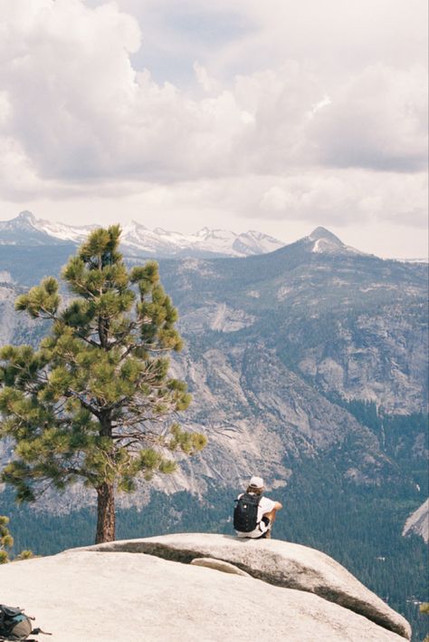 Nature Yosemite point lookout aesthetic film photo Yosemite Aesthetic, Travelling Van, Van Lifers, Yosemite Photography, Yosemite Trip, Road Trip Food, Aesthetic Film, Cross Country Road Trip, Mountain Lover