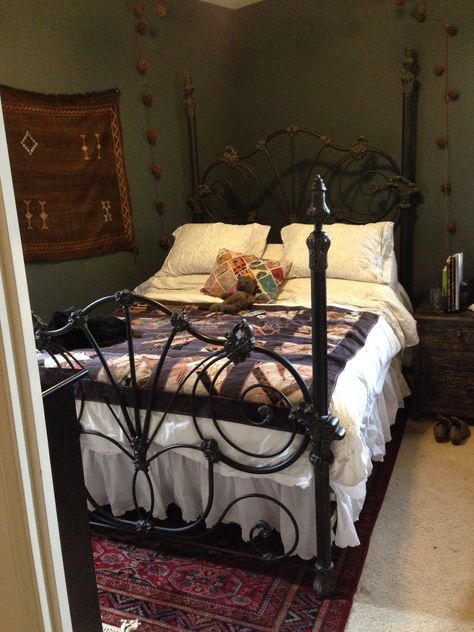 Gothic Metal Bed Frame, Black Vintage Bed, Whimsi Goth Bed, Iron Bed Aesthetic, Antique Bed Frames, Iron Rod Bed Frame Bedroom Ideas, Whimsigoth Bed Canopy, Whimsigoth Bed Frame, Metal Bed Aesthetic