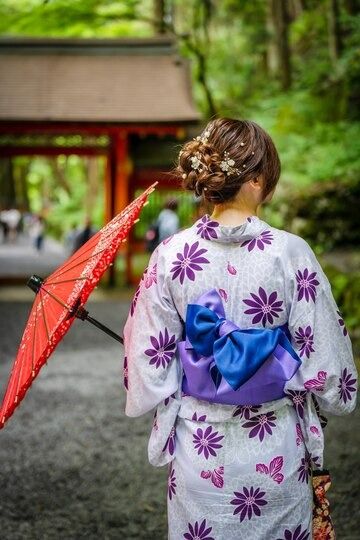 Premium Photo | Back view of one woman wearing Japanese yukata summer kimono and holding Japanese Oilpaper umbrella Kimono Back View, Back Of Kimono, Modern Yukata, Kimono Outfit Japanese, Japanese Yukata, Kimono Outfit, Summer Kimono, Free Business Card Mockup, Womens Kimono