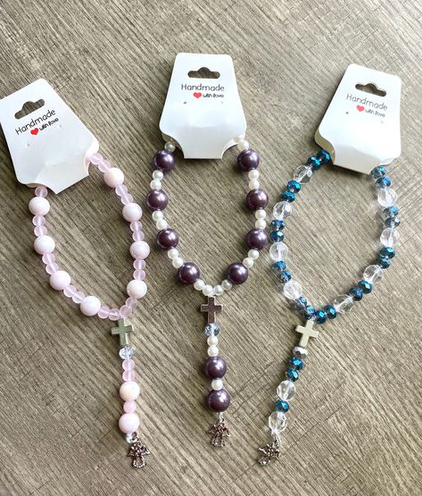 These mini rosary's are handmade. They are made of a beautiful mixture of glass and plastic beads. Most of the rosary's are made with all glass beads. Mini Rosaries, Diy Jewlery, Easy Diy Jewelry, Rosary Beads, Bead Stringing, Prayer Beads, Plastic Beads, Hand Made Jewelry, Beading Tutorials