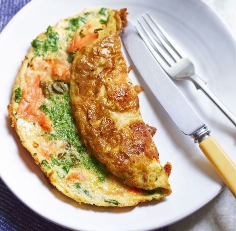 Sirt Recipes, Omelette Station, Salmon Omelette, Smoked Salmon Omelette, Sirtfood Diet, Clean Eating Snack Recipes, Healthy Benefits, Healthy Clean Eating, Omelet