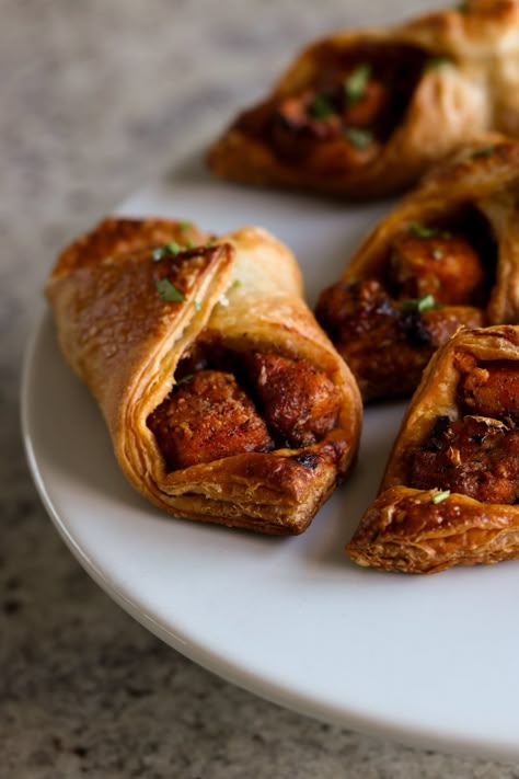 Chilli Garlic Tofu Puff Pastry Diwali Appetizers, Snacks Junk Food, Vegan Indian Food, Garlic Tofu, Spinach Puff Pastry, Chinese Appetizers, Vegan Appetizers Recipes, Yummy Vegan Food, Vegan Indian Recipes