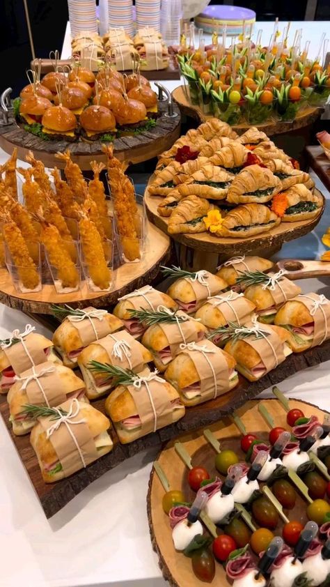 Catering Food Displays, Wishes Christmas, Party Food Buffet, Catering Ideas Food, Party Food Platters, Charcuterie Recipes, Food Displays, Catering Food, Snacks Für Party