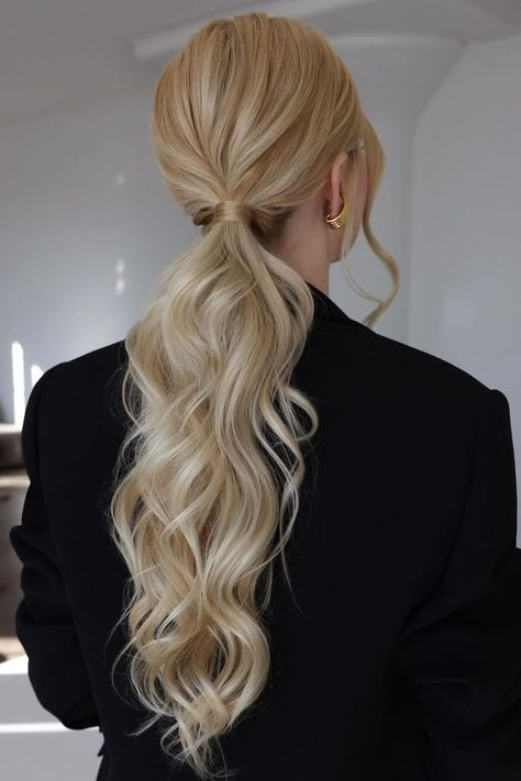 Wavy Ponytail Low Pony With Bangs, Ponytail Formal, Backless Dress Hairstyles, Ponytail Braid Hairstyles, Ponytails With Bangs, Easy Fall Hairstyles, Cowgirls Hairstyles, Hair Inspo Wedding, Bridesmaids Hairstyle