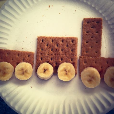 Preschool train theme snack: graham crackers, banana slices (attached with Biscoff spread) Transportation Prek, Trains Preschool, Preschool Transportation, Train Food, Preschool Food, Transportation Theme Preschool, Preschool Cooking, Theme Snack, Transportation Preschool