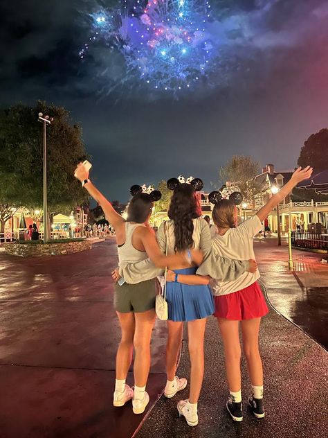 Disney World Pics With Friends, Disney Group Pictures, Disney Aesthetic Photos, Disney With Friends Aesthetic, Disney Pics With Friends, Disneyland With Friends, Disney Photo Ideas Friends, Disneyworld Outfit Summer, Disney Senior Trip