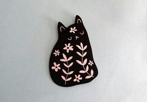 Clay Pins, Cat Patch, Floral Cat, Patches And Pins, Clay Art Projects, 자수 디자인, Pins And Patches, Cat Accessories, Cats Funny