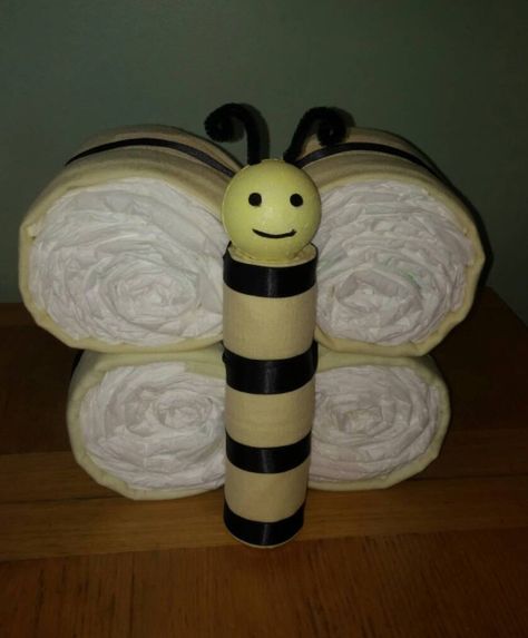 Bee Diaper Cake, Beehive Cake, Butterfly Diaper Cake, Diaper Crafts, What Will It Bee, Honey Bee Baby Shower, Bee Gender Reveal, Diaper Gifts, Diaper Cake Ideas