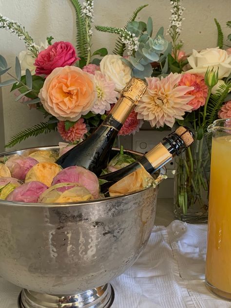 Flowers And Champagne Birthday, Girl Brunch Aesthetic, Birthday Breakfast Aesthetic, Girls Brunch Aesthetic, Mimosas Aesthetic Brunch, Brunch N Bubbly, Champagne Brunch Aesthetic, Pastel Brunch, Champagne Celebration Aesthetic