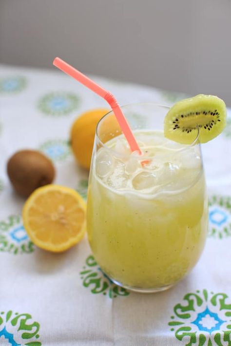 Kiwi Lemonade Recipe, Kiwi Lemonade, Drinks For Summer, Summer Drinks Alcohol Recipes, Mango Lemonade, Summer Drinks Alcohol, Fresh Squeezed Lemonade, Blueberry Lemonade, Summer Drink Recipes