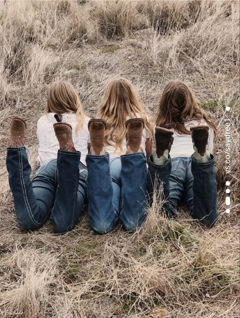 Western Photoshoot Ideas Friends, Western Best Friend Pictures, Cowgirl Besties, Country Best Friend Pictures, Bsf Photos, Pictures To Take With Friends, Country Friends, Country Best Friends, Country Pictures