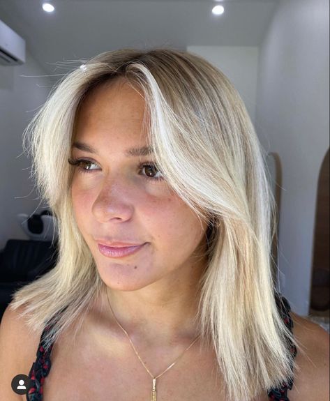 Short Blonde Face Framing, Short Blonde Hair Face Frame, Blonde Hair Root Stretch, Root Stretch Hair Blonde Short, Root Stretch Hair Blonde Balayage, Short Blonde Hair With Face Framing, Short Hair Styles Sleek, Bright Blonde Face Framing Highlights, Root Stretch Blonde