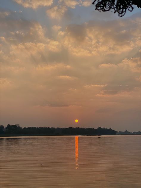 #sunset #lake #incredibleindia #aesthetic #goldenhour #winter Sunset Winter Aesthetic, Winter Sunset Aesthetic, Lake Aesthetics, Sunset Winter, Sunset Lake, Insta Profile, Neck Designs For Suits, Winter Sunset, Insta Profile Pic