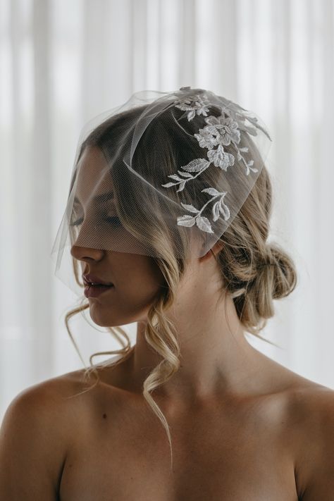 Wedding Updo With Birdcage Veil, Alternatives To Bridal Veil, Hair With Birdcage Veil, Alternative To Veil Bridal Headpieces, Small Veil Wedding, Short Face Veil Wedding, Lace Birdcage Veil, Wedding Hairstyles With Birdcage Veil, Wedding Veil Birdcage