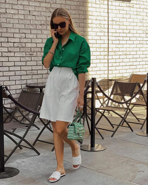 Bright Green Outfit, Green Button Up Outfit, Parisian Summer Outfits, Green Shorts Outfit, Shorts Styling, Lydia Tomlinson, Flamboyant Natural, Office Clothes, Outfit Classy