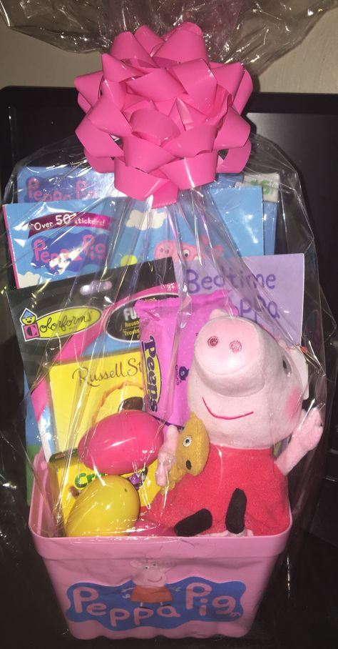 Peppa Pig Peppa Pig Easter Basket Ideas, Peppa Pig Gift Ideas, Peppa Pig Easter Basket, Unique Hampers, Peppa Pig Easter, Peppa Pig Gifts, Peppa Pig Christmas, Valentines Basket, Piglet Disney