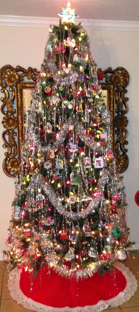 Retro Christmas Tree with ice sickles. Vintage Rustic Christmas Decorations, Old Fashion Christmas Tree, Amazing Christmas Trees, Vintage Christmas Tree Decorations, Christmas Tree Inspo, Vintage Christmas Lights, Tinsel Christmas Tree, Retro Christmas Tree, Decorating For Christmas