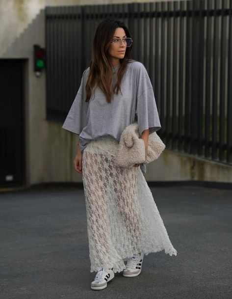 Lace Skirt Oversized Tee, White Lace Skirt Outfit, European Autumn, Street Fashion Inspiration, Comfortable Fall Outfits, Modest Street Fashion, Fall Outfits Street Styles, Outfits Street Styles, Outfit Photo