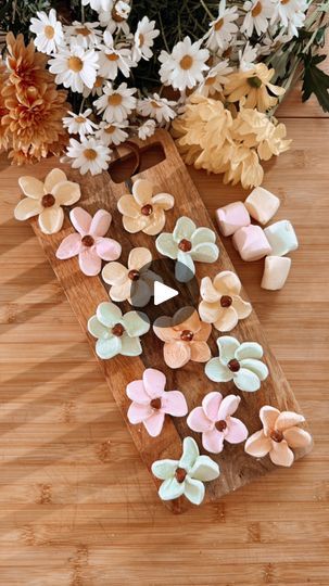 Facebook Flower Desserts Aesthetic, Flower Theme Desserts, Crispy Marshmallow Flowers, Flower Shaped Desserts, Cake With Marshmallows Decoration, Marshmallow Flowers How To Make, Flower Marshmallows, Pastel Marshmallows, Marshmallow Flower Cupcakes