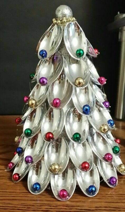 Spoon Christmas Tree Diy, Spoon Angel Craft, Spoon Wreaths Diy, Plastic Silverware Crafts, Plastic Spoon Christmas Tree, Silverware Christmas Ornaments, Spoon Angels, Spoon Christmas Ornaments, Spoon Christmas Tree