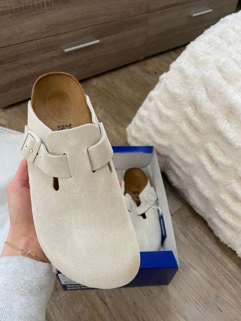 Antique White Boston Clogs, Birkenstock Clogs White, White Boston Birkenstock, White Birkenstock Clogs, Birkenstock Boston Antique White, White Boston Birkenstock Outfit, White Birkenstock Clogs Outfit, Birkin Stocks Clogs, White Birkenstock Boston