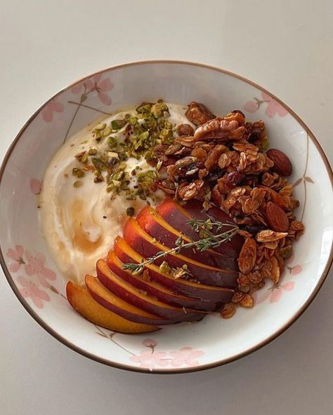 Food52 on Instagram: "Loving this little snack of nectarines, yogurt, homemade granola, pistachios, honey, and thyme from @bowls_breakfast! #f52community #f52grams" Peach Yogurt Bowl, Nectarine Breakfast, Yogurt Homemade, Nectarine Recipes, Granola Bowl, Peach Parfait, Cafe Inspiration, Granola Parfait, Meal Box