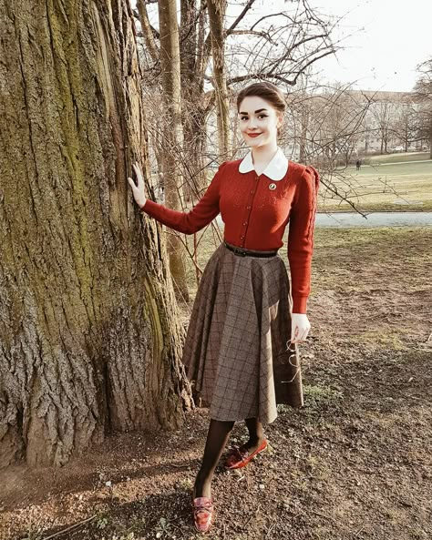 V I N T A G E G I R L (@shirinatra) • Instagram photos and videos Vintage Fall Outfits 50s, Vintage Work Outfit, Winter Vintage Outfits, Style Vintage Outfits, Vintage Outfits Classy, Look Retro, Vintage Soul, Vintage Inspired Fashion, Vintage Inspired Outfits