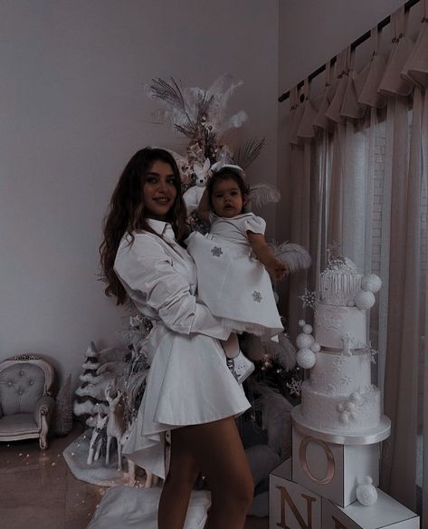 Aesthetic family - Mom and daughter Mother Daughter Aesthetic Pictures, Mother And Daughter Bond Aesthetic, Mom Daughter Aesthetic Older, Mom And Teen Daughter Aesthetic, Mom Daughter Relationship Aesthetic, Mom And Daughter Pink Aesthetic, Purple Color Palettes, Family Mom, Mother Daughter